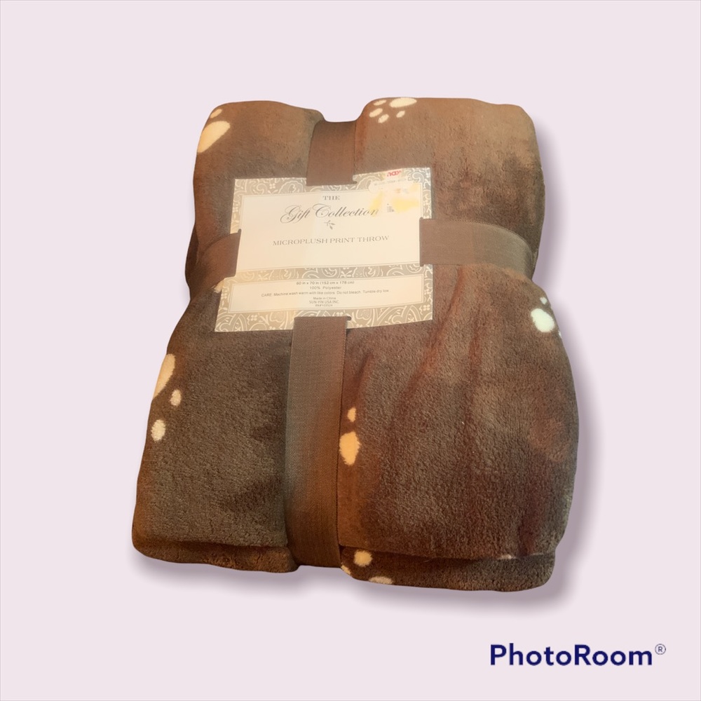 Paw print throw